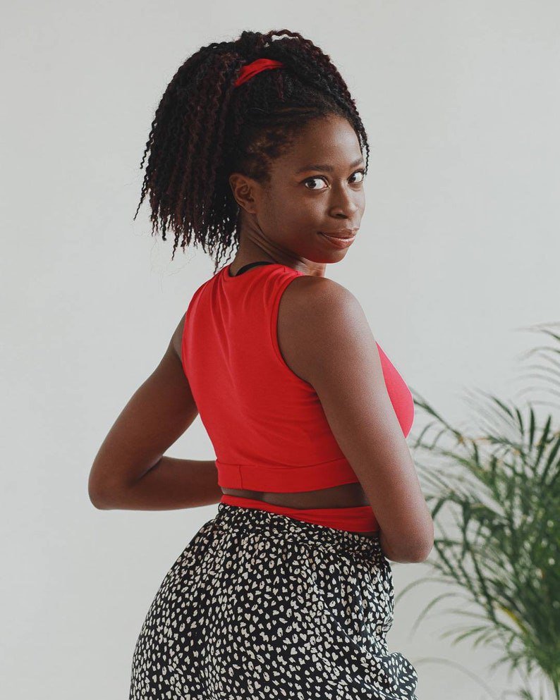 Red cropped top, hollow top